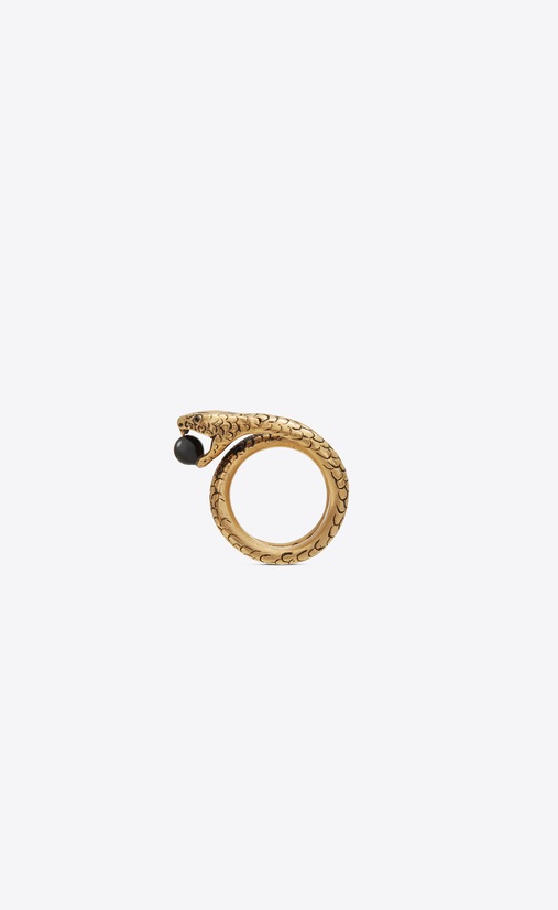 Anello Snake in metallo dorato con una perla di vetro nera.